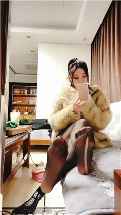 [Goddess Xia Fu Absolute Private] The first perspective of perfect foot control, beautiful jade feet white and tender toes against the screen, the bottom lines are clearly visible, and the best work of masturbation (III)