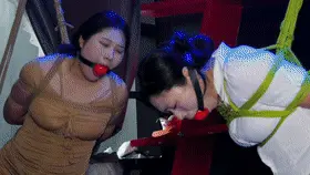 [Shengjing Film and Television] Two women wearing super big mouth balls. Two women wearing super big mouth balls. Golden rooster is hanging independently in the classroom.