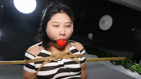 [Shengjing Film and Television] Two female M wears super big mouth balls and double hanging tied. Two female M is wearing super big mouth balls and tied to the edge of the pool.