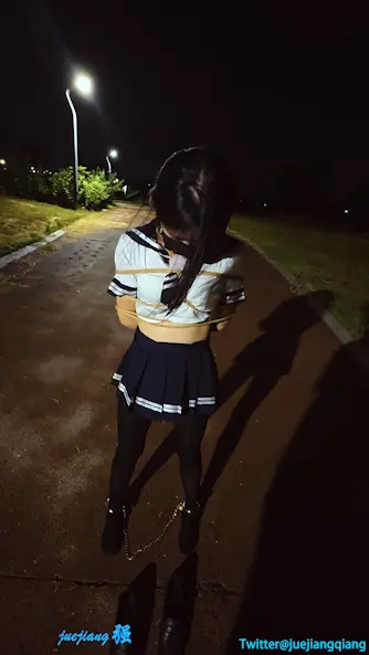 [Stubborn] Xiaoqi's mouth ball anklets are tied out at night