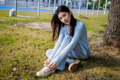 Foot Joy Photography Issue 25: Model Fanfan (Pairing: blue knitted jacket, blue tube top, jeans, canvas shoes, white cotton socks, bare feet)