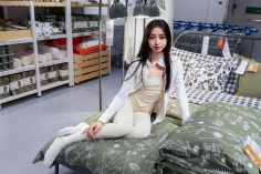 Foot Joy Photography Issue 9: Model Dai Dai (Pairing: white shirt, milky white tights, moral training shoes, white cotton socks, bare feet)