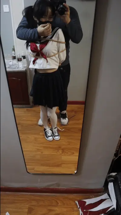 [Lotus Fairy Girl] Offline real training girl supermodel Ao Ao came in to receive training. The girl's body was shivering while kneeling on the ground and being tied up. Under the control of the toy, she was forced to hold a burning candle in her mouth and was whipped for training. She kept whimpering in pain. In the middle, she took off Ao Ao's leather shoes and changed to canvas shoes to accept the painful training. She was scared in her arms.