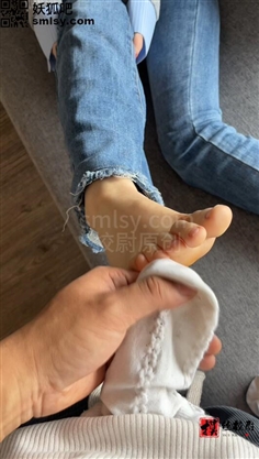 [MoSi Xiaowei] Using cotton stockings to pamper the amateur girl’s feet!