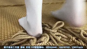 COS Liuying accidentally entered the living rope house, and the rope was automatically tightened! [New Moon] [Lotus] COS Liuying accidentally entered the living rope house, and the automatic tightening rope almost broke free. He was caught back on the binding bed and hung by his feet to be played with.