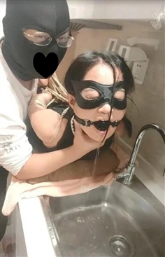 [FuYuShe] Cheongsam yoga water torture (breath holding + cheongsam + horse tight binding + oral ball + eye mask + essential oil massage + electric stick + foot massage + high heels + kissing + water torture + one word horse)
