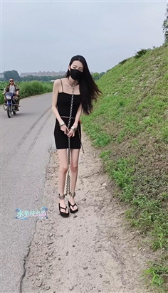 [Shui Sanzhi] Small water shackles on country roads escorted and paraded, being stared at by passers-by, completely socially unacceptable